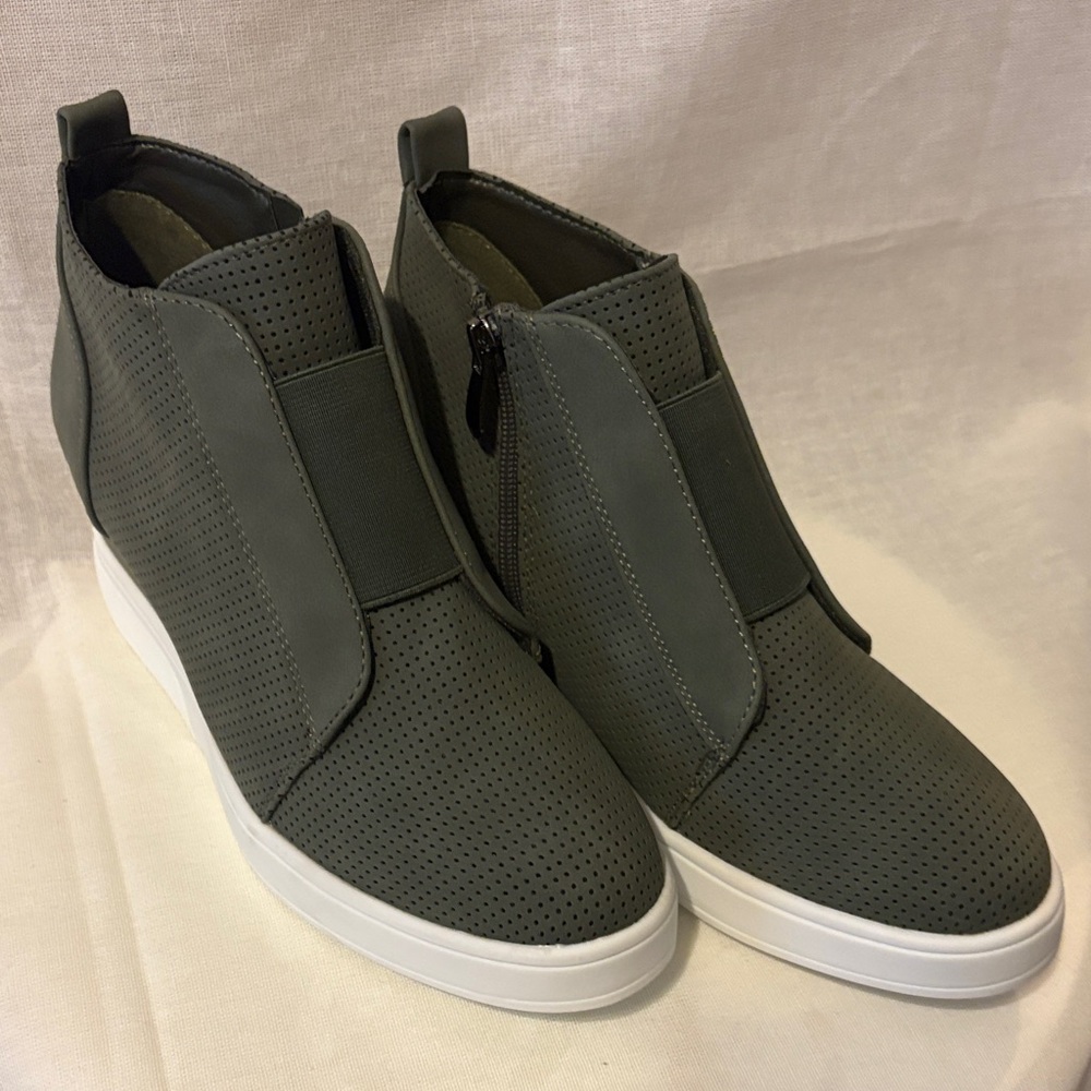 Stylish Women's Greenish Gray Ankle Boots Sz 9